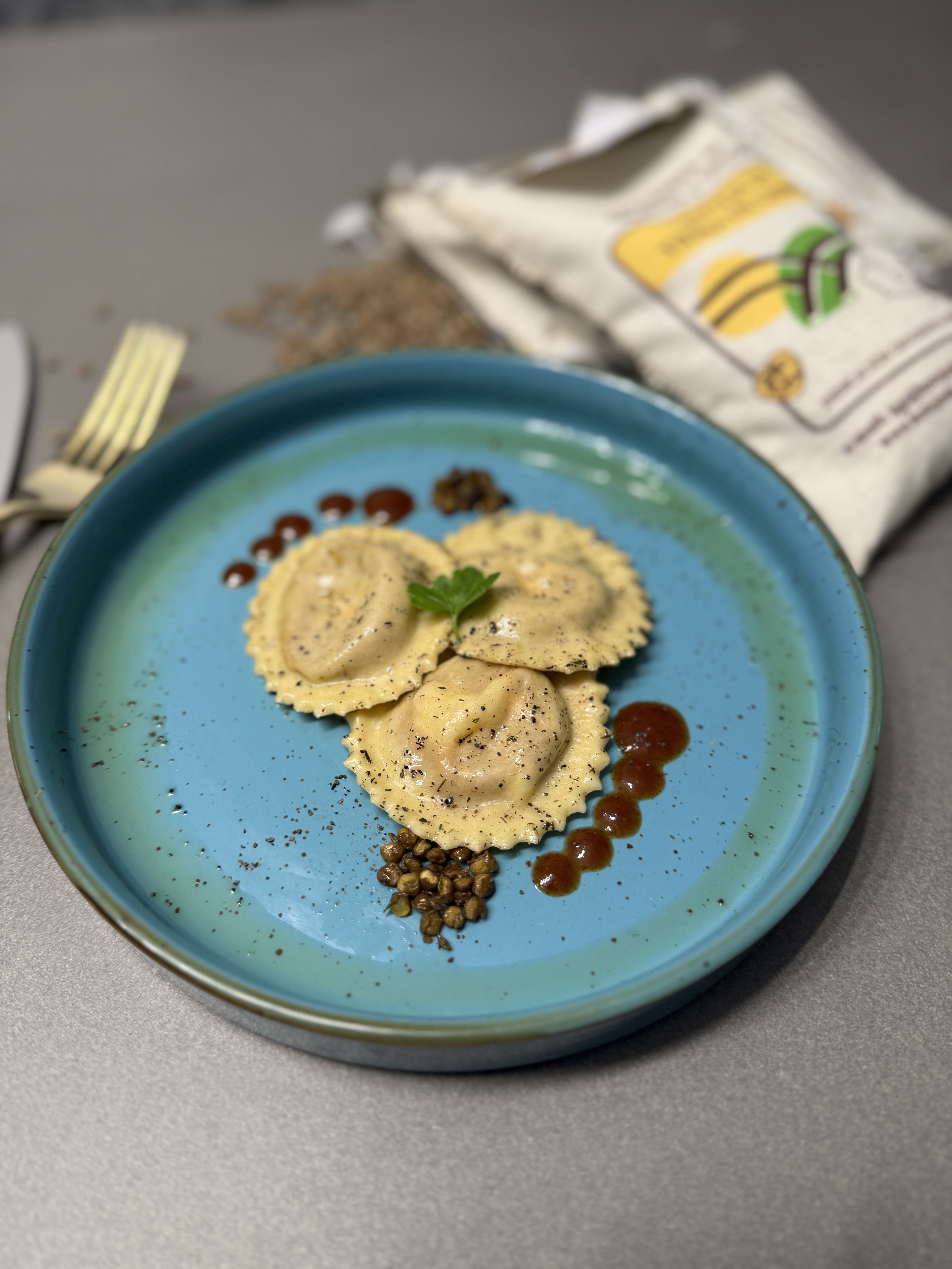 Raviolis rellenos de crema de lentejas de Tierra de Campos, con salsa kimchi y crumble crujiente