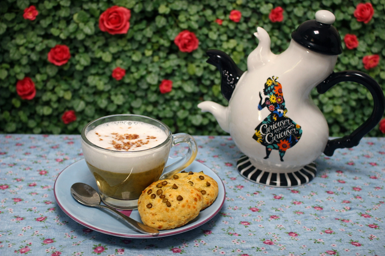 Cappuccino y cookies (Velouté de lentejas pardinas con huevo poché, espuma de coco con lima y polvo de jamón con cookies de queso y lentejas)